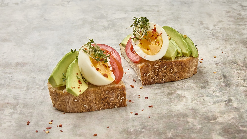 Avocado, æg, tomater og karse