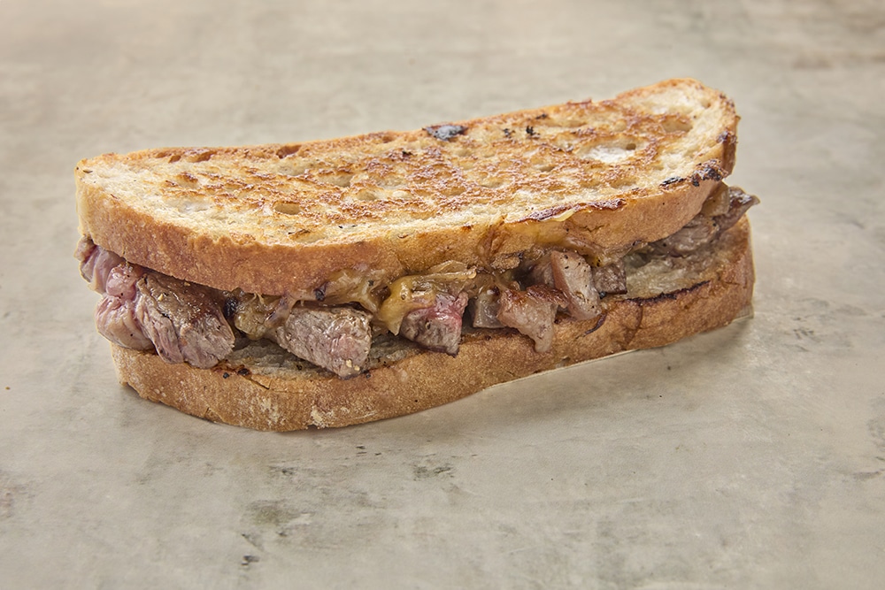 Cowboy toast deluxe med ribeye blødeløg tilsmagt med rødvinssovs og mozzarellaost