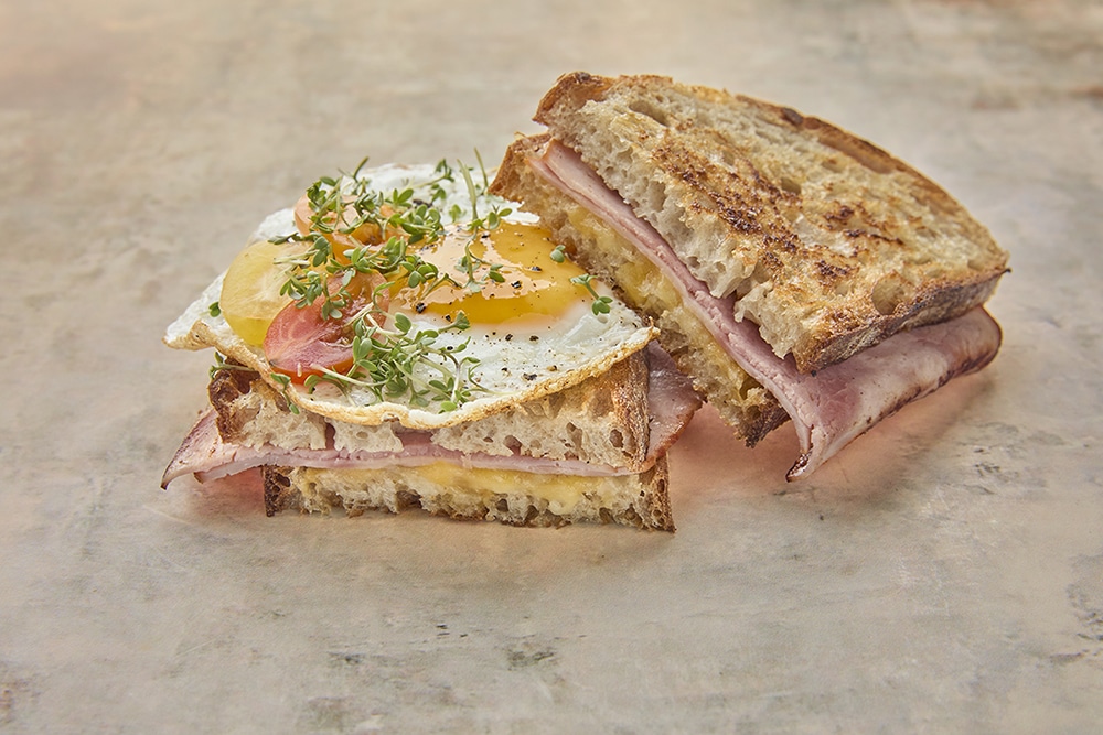 klassisk toast med skinkeost og spejlæg